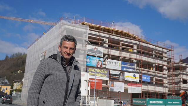 Bürgermeister Andreas Haitzer auf der Bahnhofskreuzung. | Foto: Felix Hallinger