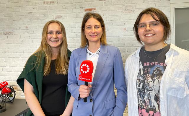 Julia Hettegger mit zwei Schülerinnen der hak:zwei.  | Foto: Stefan Schubert
