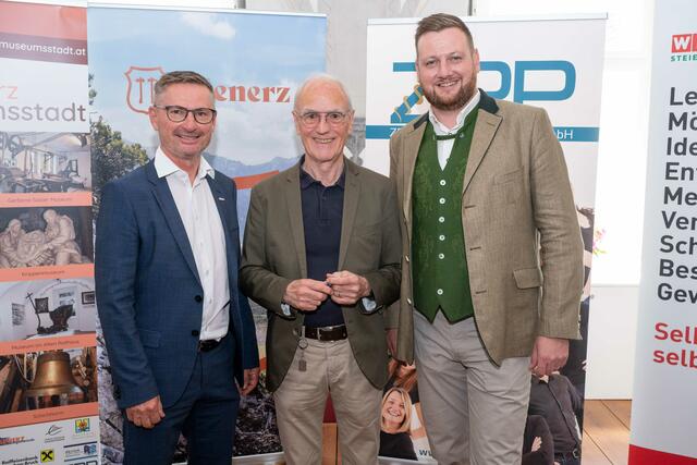 Vizebürgermeister Markus Pump, Siegfried Nerath und Bürgermeister Thomas Rauninger (v.l.) luden zum Wirtschaftsfrühstück ins Museum im Alten Rathaus.  | Foto: Klaus Pressberger