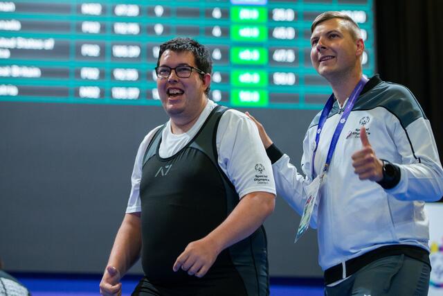 Powerlifter Emanuel Horvath mit seinem Trainer Georg Javorics bei den Special Olympics World Games 2023 in Berlin | Foto: GEPA/Special Olympics Österreich