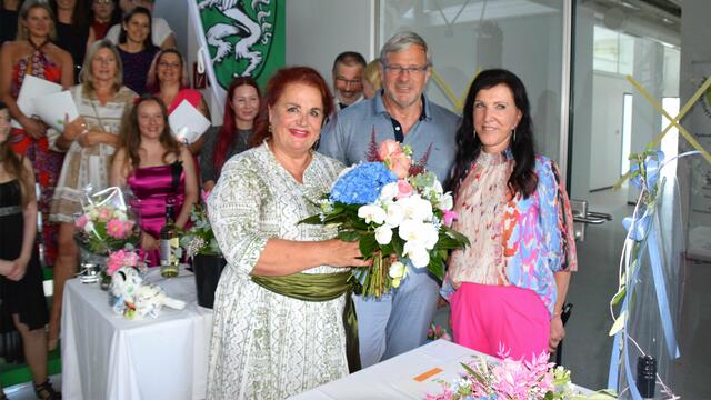 Seit 33 Jahren im Dienst der Menschen: Anneliese Zöhrer, Peter Farkas und Christa Trauner mit dem Team vom PIL