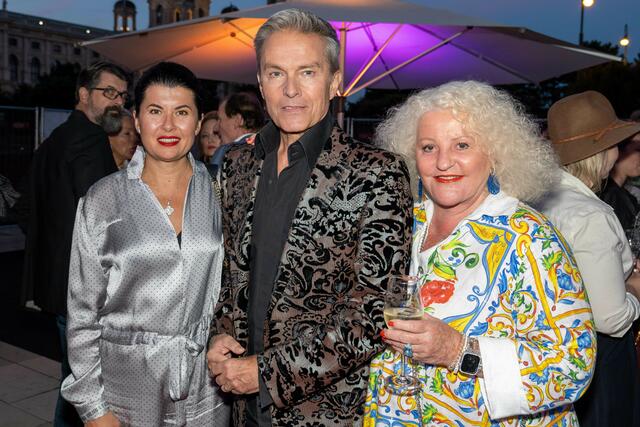 Bei der Eröffnungsparty: Opernsängerin Zoryana Kushpler, Alfons Haider und Marika Lichter. | Foto: M. Spitzauer