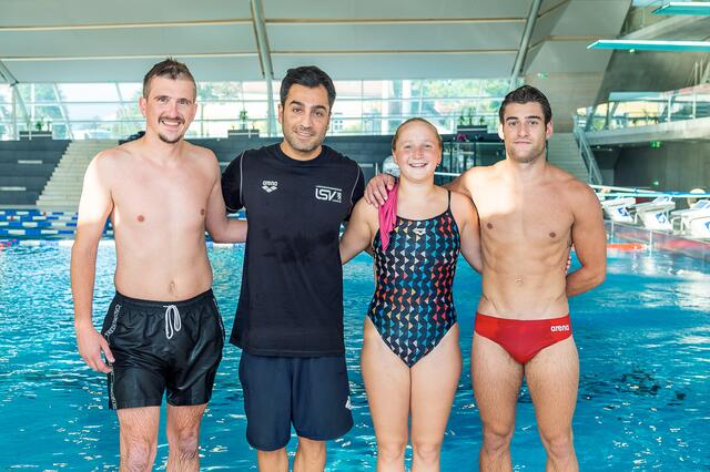 Philip Fürstaller (MeinBezirk.at) beim Wasserspringen-Schnuppertraining mit GAK-Coach Shahbaz Shahnazi und den Staatsmeistern Cara Albiez und Dariush Lotfi (v.l.) | Foto: Brand Images