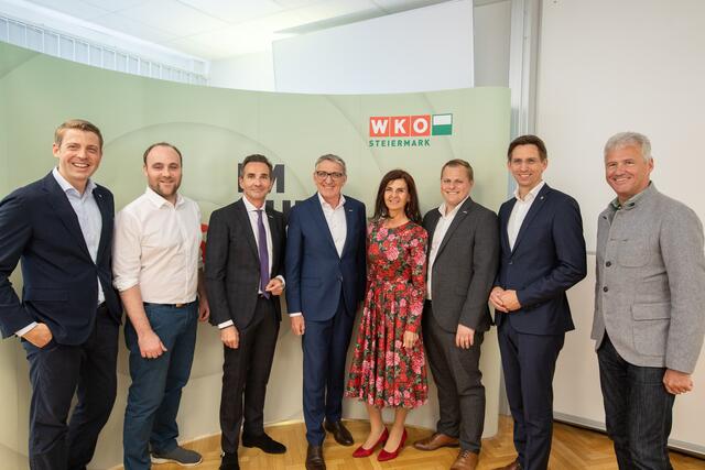 Im Impulstalk: Philipp Gady, Paul Kiendler Jun., Dietmar Schweiggl, Josef Herk, Ingrid Gürtl, Martin Heidinger, Joachim Schnabel und Manfred Walch. (v.li.) | Foto: Brigitte Gady