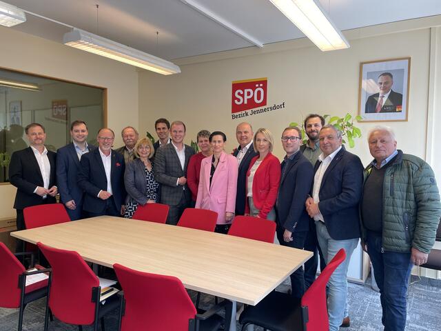 Volles Haus im neuen Besprechungsraum des SPÖ-Bezirksbüro: Roland Fürst, Kevin Friedl sowie die beiden Bezirks-Chefs Fabio Halb und Mario Trinkl mit den SPÖ-Bürgermeistern und SPÖ-Vizebürgermeistern. | Foto: Elisabeth Kloiber