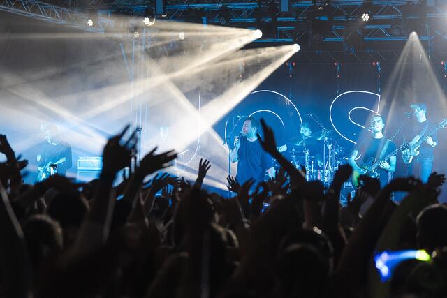 Singer-Songwriter "Josh" feierte mit hunderten Besucherinnen und Besuchern die ersten "Mürzhofner Spring Vibes" in Kindberg.  | Foto: Ekatarina Paller