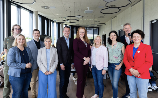 Teil von "Meine Stimme zählt" (v.l.): Moderator Lukas Kupfersberger, Martina Kaufmann (ÖVP), Christoph Lamprecht (MeinBezirk.at), Claudia Klimt-Weithaler (KPÖ), Stefan Hermann (FPÖ), Fiona Fiedler (Neos), Verena Nussbaum (SPÖ), Sandra Krautwaschl (Grüne), Moderator Oliver Zeisberger und LebensGroß-Geschäftsführerin Susanne Maurer-Aldrian. | Foto: Kontantinov