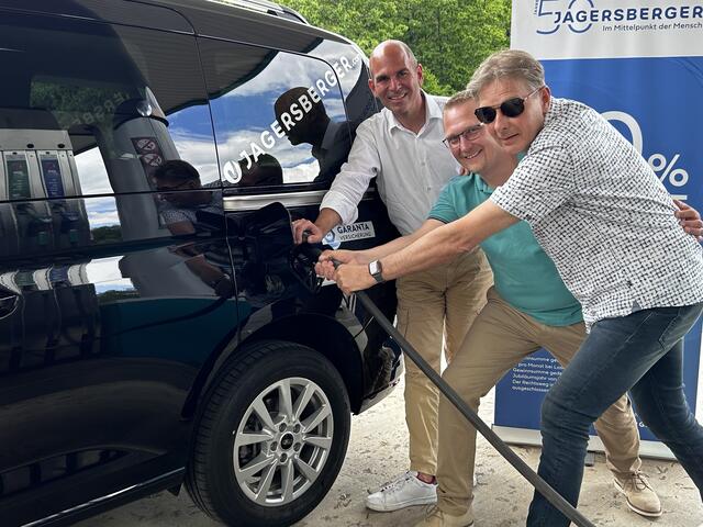 Moment der Wahrheit: Peter Jagersberger, Michael Muhrer und Gerhard Messner (v.l.) holten beim Tanken die Ergebnisse der Spritsparrallye 2024 ein. | Foto: MeinBezirk.at