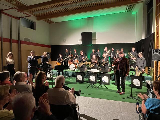 Eine Extraklasse für sich, die KUG Stage Band unter der Leitung von Sigi Feigl mit Evelina Kalnina als Ella Fitzgerald und Erwin Adelmann als Frank Sinatra