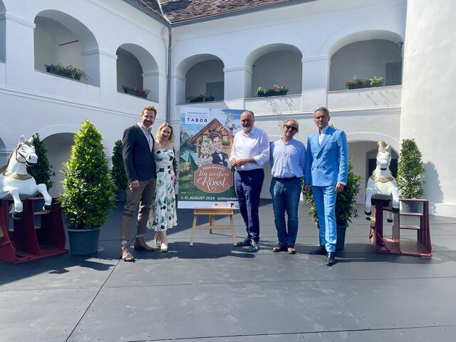 Große Bühne für den Operettenklassiker "Im weißen Rössl" auf Schloss Tabor in Neuhaus am Klausenbach: Martin Bermoser, Dagmar Bernhard, Landeshauptmann Hans Peter Doskozil, Martin Weinek und Generalintentant Alfons Haider (v.l.).  | Foto: Elisabeth Kloiber