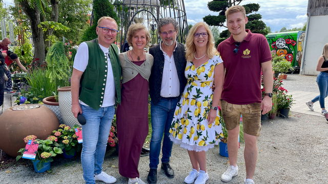 Glückliche Gesichter: Grottenhof GF Julian Gigler, die Veranstalter Karin Stromberger und Manfred Plansak mit Biogärtnerin Angelika Ertl und "Wetterpauli" Paul Prattes der durch das Programm der Gartenschau führte. (v.re.) | Foto: Brigitte Gady
