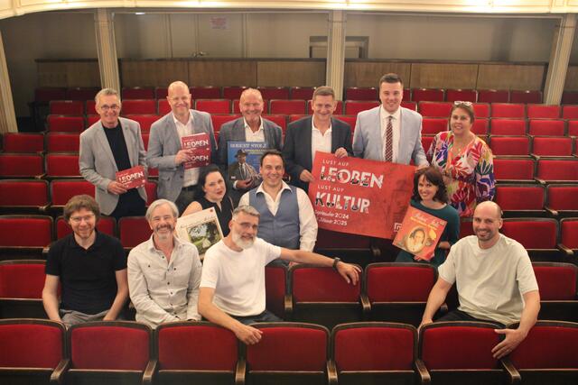 Gerhard Samberger, Markus Messics,, Hans Stolz, Kurt Wallner, Johannes Gsaxner, Susanne Leitner-Böchzelt (v. l.) mit Protagonistinnen und Protagonisten künftiger Vorstellungen. | Foto: MeinBezirk