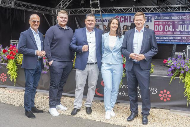 Hier geht am Donnerstag die Schlager-Party über die Bühne: Wirtschaftsfrühstück-Organisator Sigi Nerath, Sohn Leon mit Ewald und Sigrid Steinkellner sowie Bürgermeister Kurt Wallner (v.l.) vor der Eventbühne  | Foto: Klaus Pressberger