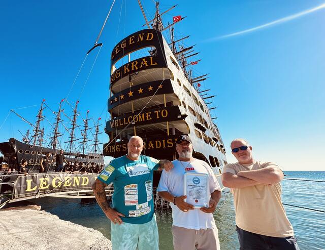Franz Müllner (l.) und Markus Schimpl (r.) mit der offiziellen Rekordurkunde vor der "Legend Big Kral" | Foto: closeprotection.at