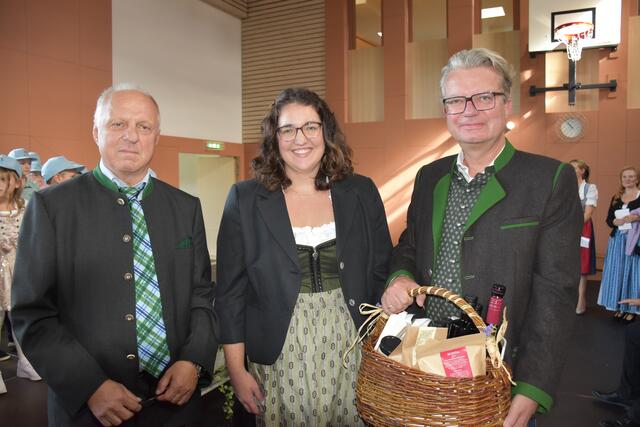 Bürgermeister Alfred Lenz (l.) und Schulleiterin Victoria Hilse konnten zur Eröffnung der sanierten VS auch LH Christopher Drexler begrüßen. | Foto: Waltraud Fischer