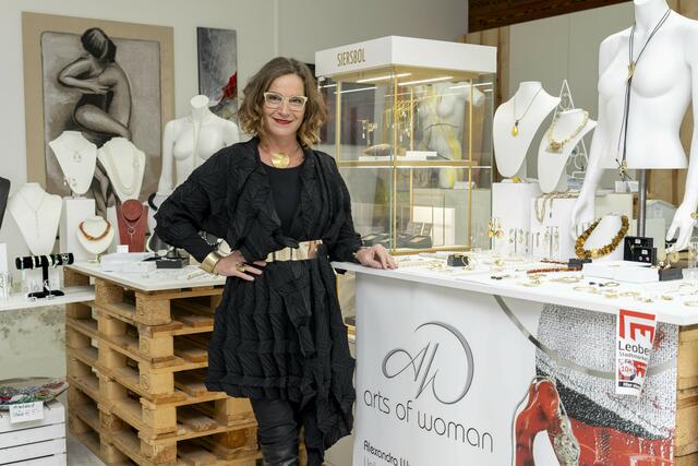 Die kreative Unternehmerin Alexandra Wurm bietet handgefertigte Schmuckstücke, individuelle Mode und selbstgemalte Kunstwerke an. | Foto: Klaus Pressberger