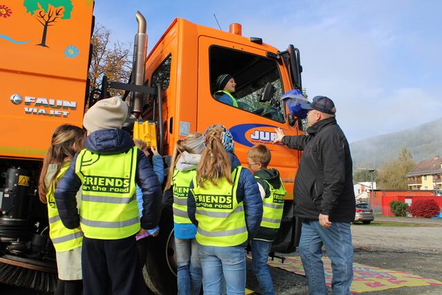 Die Schülerinnen und Schüler hatten die Möglichkeit, sich selbst ins Fahrerhäuschen zu setzen und die Perspektive der Fahrerin beziehungsweise des Fahrers einzunehmen. | Foto: MeinBezirk/Konrad