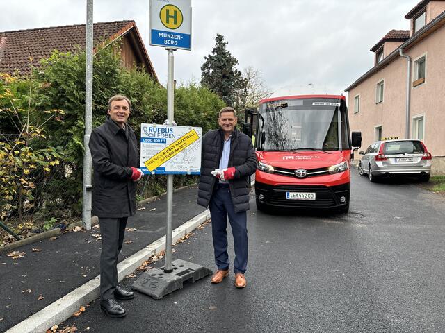 Der Rufbus fährt ab Februar 2025 auch auf den Leobener Münzenberg. Stadtwerke-Direktor Ronald Schindler (l.) und Bürgermeister Kurt Wallner stellten am Dienstag bereits die Rufbus-Haltestelle auf.  | Foto: MeinBezirk/Konrad