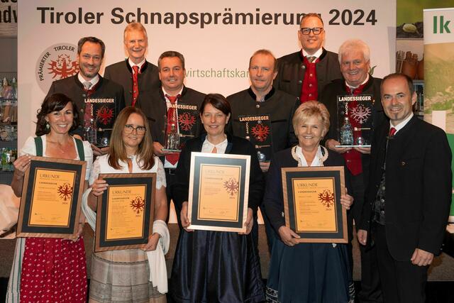 LK-Fachbereichsleiter Wendelin Juen, Obstverarbeitungsreferent Ulrich J. Zeni und Präsident Josef Hechenberger gratulierten Barbara und Andreas Suitner, Elisabeth und Benedikt Franz (für Beatrix Nöbl), Claudia und Anton Nagiller sowie Gabi und Helmut Mair zum Landessieg 2024. | Foto: Die Fotografen
