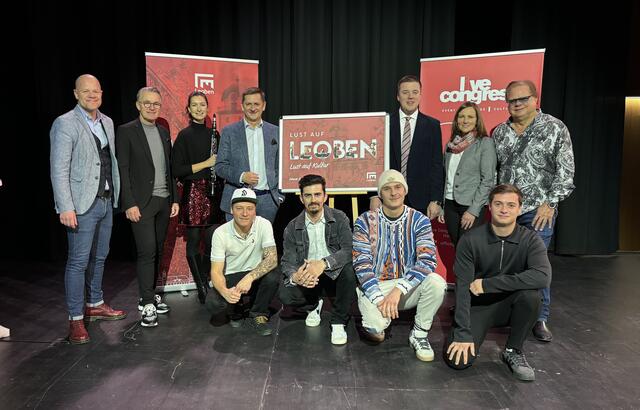 Der Leobener Kulturfrühling wird bunt, so viel steht nach der Pressekonferenz der Stadt Leoben gemeinsam mit den Künstlerinnen und Künstlern Marlies Wieser (3.v.l.), Fabian Gesselbauer, Schlagzeuger der Band Silenzer, sowie den drei Hip-Hoppern Raphael Sailer, David Konrad und Pascal Egger (vorne, v.l.) fest. | Foto: MeinBezirk/Konrad