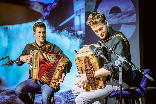 Tobias und Christoph Bracher treten gern in der Region auf, wie hier bei der Präsentation des neuen Tourismusmagazins "explore" im Live Congress Leoben. | Foto: Foto Freisinger