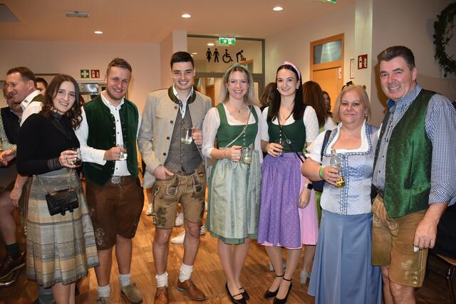 Unter dem Motto "Alles Tracht" wurde die Schutzengelhalle mit viel Liebe dekoriert. Und auch die Ballgäste waren getreu dem Motto in fescher Tracht anzutreffen. | Foto: Waltraud Fischer