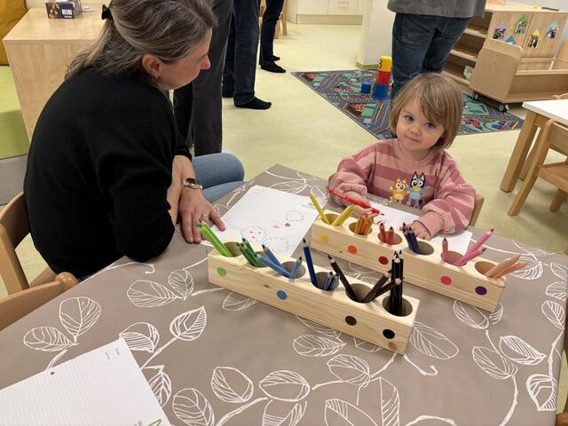 Lilly zeigt schon eine perfekte Stifthaltung und lässt sich durch die Presse nicht stören.  | Foto: MeinBezirk/Jung