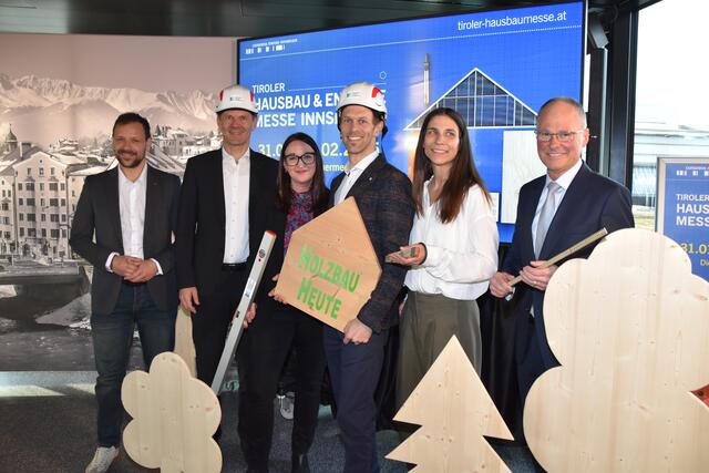 V.l.: Florian Riedl (Abgeordneter zum Tiroler Landtag), Patrick Weber (Innungsmeister Landesinnung Bau), Monika Woldrich (Projektleiterin), Leonhard Huetz (Stv. Innungsmeister Landesinnung Holzbau), Janine Bex (Stadträtin Innsbruck) und Christian Mayerhofer (GF Congress Messe Innsbruck) freuen sich auf die 11. Tiroler Hausbau &amp; Energie Messe Innsbruck.