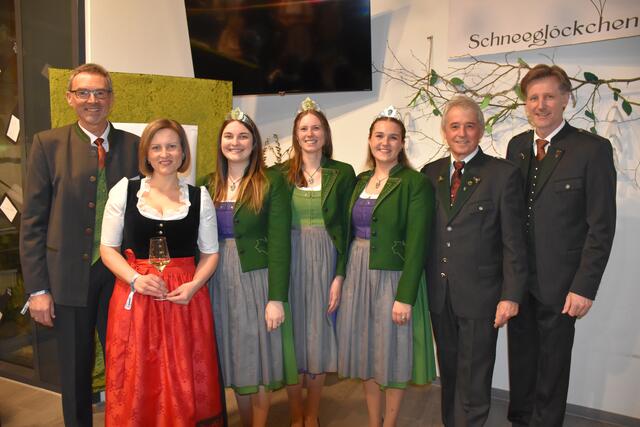 Direktor Reinhold Holler mit Verana Klöckl (Landwirtschaftskammer Burgenland), den steirischen Hoheiten sowie Landesweinbaudirektor Werner Luttenberger und Martin Palz | Foto: MeinBezirk/Waltraud Fischer