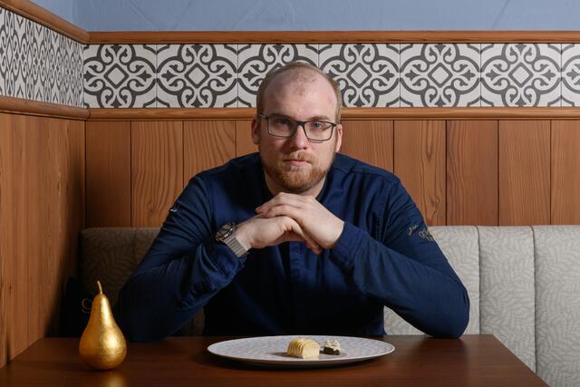Jan Eggers begann bei der Eröffnung der Goldenen Birn 2023 als Sous Chef und Patissier. Inzwischen ist der mehrfach ausgezeichnete Deutsche (u.a. vier Gault&amp;Millau Hauben) Küchenchef.  | Foto: Jürgen Schmücking