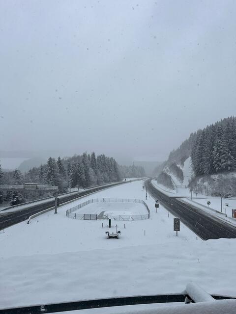 Tief winterliche Verhältnisse am Packabschnitt der Südautobahn mit rund 15 Zentimetern Neuschnee | Foto: Bratschko