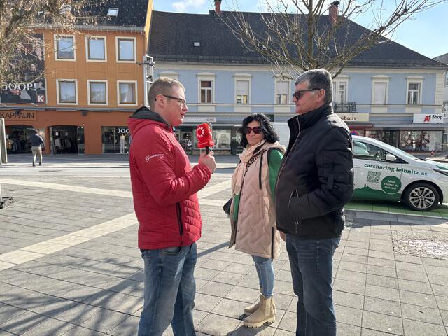 Am Hauptplatz erkundigten wir uns bei den Leuten, was früher besser gewesen sein könnte. | Foto: MeinBezirk