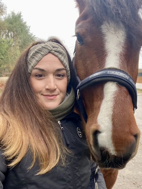 Die 37-jährige Parndorferin wird im Zuge ihrer Mentaltraining-Einheiten von feinfühligen Pferden unterstützt.  | Foto: Julia Kerezsi