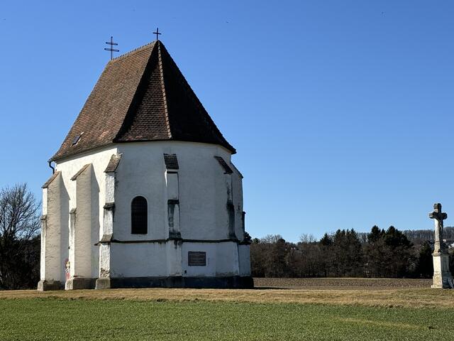 Die Martinskirche stammt in ihrem Ursprung aus dem dreizehnten Jahrhundert und wurde später mehrmals um- und ausgebaut. | Foto: Michael Strini