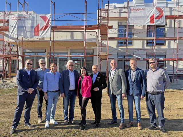 Bürgermeisterin Tanja Fauland-Gratz mit Vizebürgermeister Horst Brunner (3.v.r.) und den Projektbeteiligten bei der Gleichenfeier. | Foto: Brigitte Gady