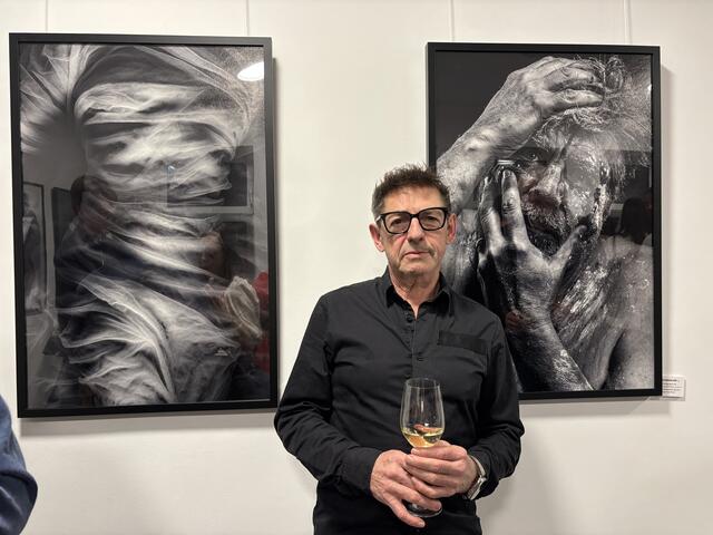 Fotograf Erwin Muik zeigt seine Schattenlicht-Bilder im Stadtsaal-Foyer Güssing aus.  | Foto: Elisabeth Kloiber