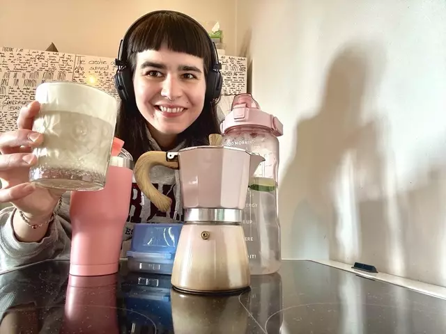 Perfekter Milchschaum, perfekter Cappuccino: Anna Triebaumer ist überaus zufrieden mit ihrer neuen Morgenroutine. | Foto: MeinBezirk