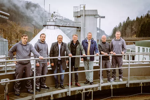 Stolz auf moderne Kläranlage (v. l.): Wolfgang Haselwander, Sascha Jelinek, Rene Windisch, Bgm. Mario Abl, Josef Maier, Thomas Schellauf und Mario Maretic. | Foto: Armin Russold