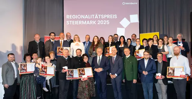 Ausgezeichnet in ihrer Region: Die strahlenden Siegerinnen und Sieger des Regionalitätspreis 2025 sowie die Vertreter der steirischen Landespolitik freuen sich über die Vielfalt des steirischen Unternehmertums. | Foto: Jorj Konstantinov