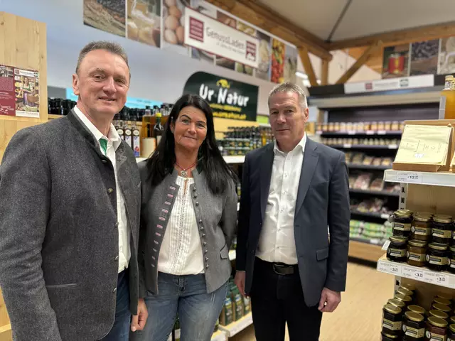 Spartenleiter Siegfried Gruber, Marktleiterin Renate Schweiger und Geschäftsführer Dieter Hölzl. | Foto: Verderber
