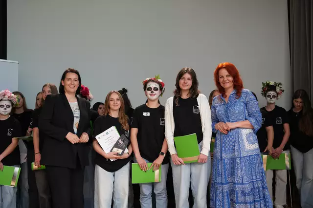 Wirtschaftskammer Tirol Präsidentin Barbara Thaler sowie Bildungslandesrätin Cornelia Hagele übergaben die Preise an die Gewinner der PTS Tirol Skills 2025. | Foto: MeinBezirk Tirol