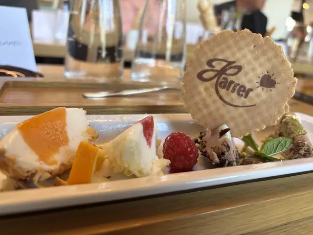 Neben den klassischen Eisknödeln wurde die neue Sorte Dubai-Schokolade vorgestellt. | Foto: Jennifer Flechl