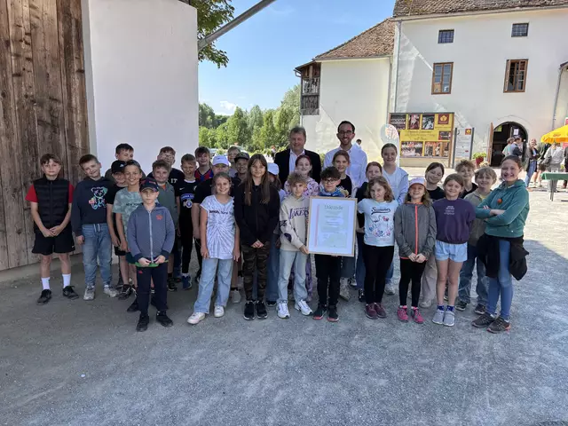 Die VS Gamlitz ist jetzt eine Naturparkschule: Mit stolz präsentierten die Schülerinnen und Schüler mit Direktor Matthias Prumofsky und Bürgermeister Friedrich Partl die Urkunde. | Foto: MeinBezirk/Fischer/Gady