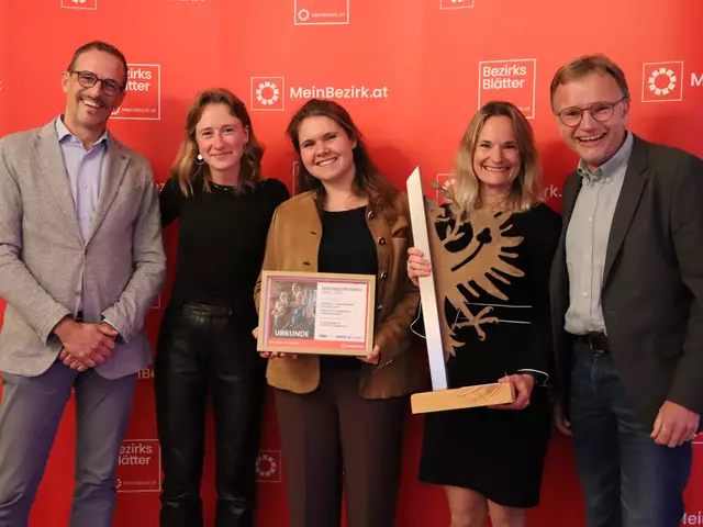 In der Kategorie Soziales Engagement - "VerNezT". Im Bild v.l.n.r. Domenico Rief von der Arbeiterkammer, Miriam Rost, Carlotta Sauerwein-Schlosser, Lisa Keiler (Leiterin der Initiative) und Albuin Neuner.  | Foto: MeinBezirk