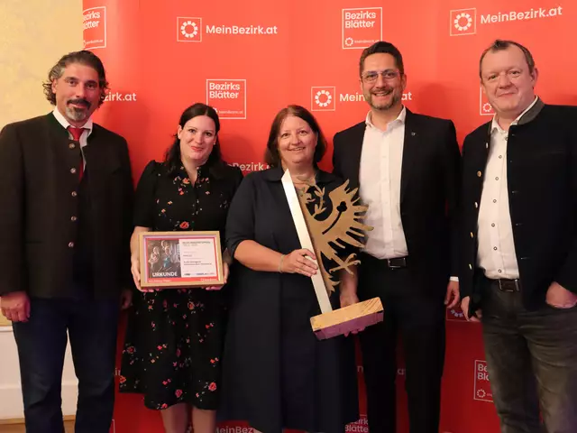 In der Kategorie Gastronomie und Tourismus gewinnt die Firma KochArt. Im Bild v.l.n.r. Jürgen Stelzhammer, Anna-Maria Millinger, Christine Lindner, Michael Grafl und Alois Rainer (WK-Spartenobmann Tourismus und Freizeitwirtschaft)  | Foto: MeinBezirk