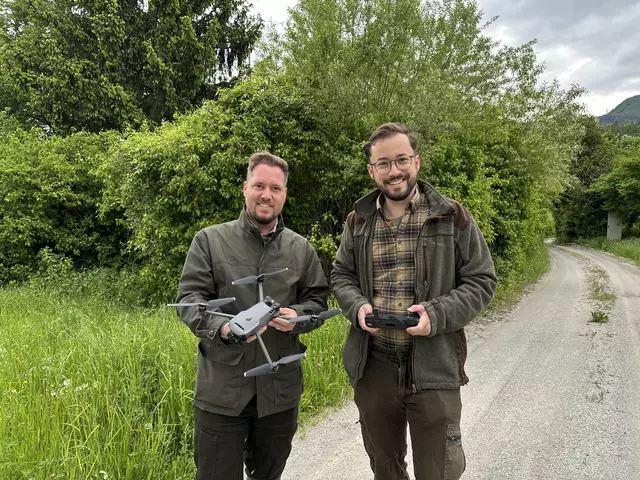 Marco Triller und Florian Wernbacher (v. l.) haben den Verein Kitzrettung Leoben gegründet und bieten Drohnenflüge für Landwirte vor der Mahd an, um die Kitze in Sicherheit zu bringen.  | Foto: MeinBezirk