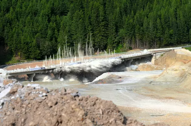 Spektakuläre Sprengung der Erlengraben-Brücke an der B115. | Foto: WAFO