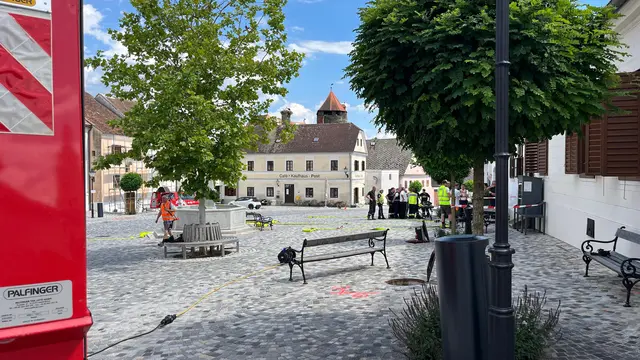 Der Hauptplatz in Stadtschlaining musste aufgrund von hoher CO-Konsentration im Kanal großräumig gesperrt werden.  | Foto: Alexander Flaschberger | BFKDO Oberwart
