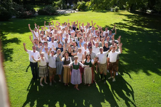 Die strahlenden Finalistinnen und Finalisten der MeinBezirk WeinChallenge bei dem Abschlussevent 2025. | Foto: Michaela Lorber