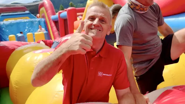 MeinBezirk testete gemeinsam mit Vertretern der Gemeinde Stubenberg und von Das Erlebnismanagment den Ninja-Parcour in Europas länster Rutschburg.  | Foto: Margot Jeitler